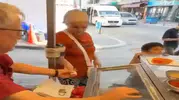 Lahmacun satıcısının anneye tepkisi sosyal medyayı salladı, belediye tezgahı kaldırdı!