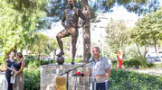 Konak’ta vefa dolu buluşma: Metin Oktay heykeli önünde anıldı
