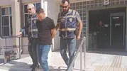 Efeler'de dehşet anları: Polis kapıyı kırıp eşini boğuyordu