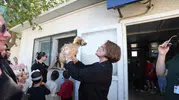 Didim'de miniklerden hayvan dostlarına sevgi köprüsü