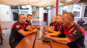 İzmir’in karanlık gününden geriye kalanlar: İtfaiyecilerin enkaz altındaki vicdan nöbeti