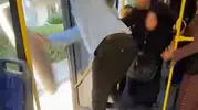 İzmir'de toplu taşımada gergin anlar: Yolcuyla şoförün halı kavgası kamerada