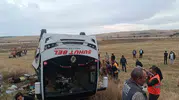 Elma hasadına giden işçileri taşıyan midibüs şarampole uçtu: 1 ölü, 27 yaralı