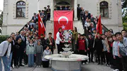 Manisa'da tarihe saygı duruşu: 98 yıllık Cumhuriyet karesi yeniden hayat buldu