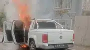 Buca'da korku dolu anlar: Söndürmeye çalıştığı araç bir anda infilak etti