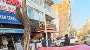 Konak’ta ortalık savaş alanına döndü: Yaşlı sürücünün direksiyon hakimiyetini kaybettiği araç dükkana daldı