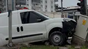 Aydın'da yağışlı havada yürekleri ağza getiren kaza: Trafoya çarparak durabildi