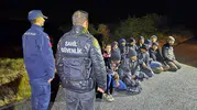 Urla kıyılarında teknolojiye takıldılar: 50 kaçak göçmen kıskıvrak yakalandı