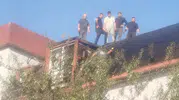 Çivril'de korkutan çatı yangını: İzolasyon çalışması faciaya davetiye çıkardı
