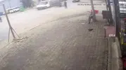 Bornova'da yürekleri ağza getiren kaza: Kamyonetin altına giren sürücü mucize eseri kurtuldu