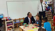 Efeler'de okul ziyareti renkli görüntülere sahne oldu: Müdür Çomruk çocuklarla oyun oynadı