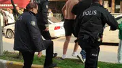 Kuşadası sokaklarında dehşet anları: Bıçaklı genci babası ikna etti