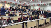 Çiğli Belediye Meclisinde şok anlar: Başkan Yıldız’a yönelik protesto şişe fırlatılmasıyla büyüdü