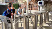 Velilerin gözü arkada kalmıyor: Okul kapısında teknolojik dönem başladı