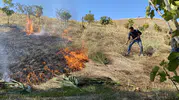 Manisa'da korku dolu anlar: Alevler yerleşim yerlerinin kıyısından döndü