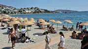 Bodrum'da termometreler zirveyi gördü: Tatilciler soluğu serin sularda aldı