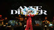 Koçarlı'da müzik ziyafeti: Ayşe Dinçer sahneye çıktı, meydanlar dolup taştı