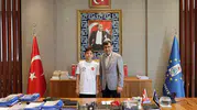 Havuzun genç yeteneği Kütahya’nın göğsünü kabarttı: Başkan Kahveci’den milli sporcuya tebrik