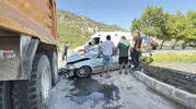 Menteşe’de korkutan kaza: Otomobil kamyona ok gibi saplandı