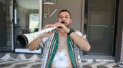 Taburcu olur olmaz zurnasına sarıldı: Doktoruna müzikle teşekkür etti