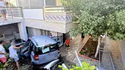 Didim'de korkutan kaza: Kontrolden çıkan otomobil apartman bahçesine daldı