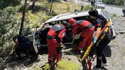 Muğla yolunda korkutan kaza: Ağaca çarpan araçta sıkışanlar kurtarıldı