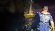 Kuşadası açıklarında korku dolu anlar: Sürüklenen tekne Sahil Güvenlik ile güvenli limana çekildi
