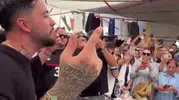 Alaçatı pazarında beklenmedik ritimler: Mahmut Orhan tezgah arasında DJ kabinine geçti