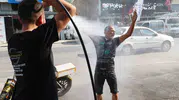 41 derecelik bunaltıcı sıcakta ilginç çözüm: Oto yıkamacıda serinledi