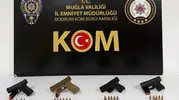 Bodrum'da şüpheli hareketler polisin dikkatinden kaçmadı: Çanta dolusu silahla yakalandılar