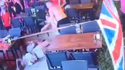 Marmaris'te dehşet anları: Restoranda ailesine saldıran turiste vatandaşlar müdahale etti