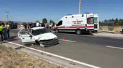 Afyonkarahisar'da dehşet anları: Bariyerlere çarpan araç hurdaya döndü