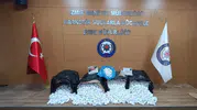 İzmir'de zehir tacirlerine ağır darbe: Binlerce hap ele geçirildi