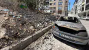 Karabağlar'da çöp yangını dehşeti: Araçlar alevlere teslim oldu