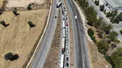 Uşak yolunda domates kazası: Çekiciden düşen kamyon trafiği kilitledi