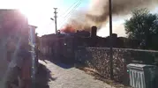 Salihli'de tarihi mahallede alevler evi küle çevirdi