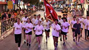 Manisa sokaklarında milli ruh: Ay yıldızlı sancak 25 sporcunun omuzlarında yükseldi