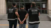 İzmir'de silah kaçakçılığına geçit yok: Evinden cephanelik çıktı
