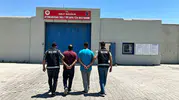 Afyonkarahisar yolunda kaçakçılık operasyonu: 5 yıl hapis cezası bulunan iki firari yakalandı
