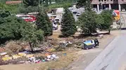 Kemalpaşa'da pes dedirten manzara: Belediye binasının arka bahçesi çöplüğe döndü