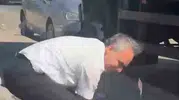 Torbalı'da şaşkına çeviren olay: Yolun ortasına saçılan paralar trafiği kilitledi