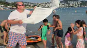 Bodrum sahillerinde sıra dışı serinlik: Kumsala tonlarca buz döktürdü