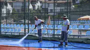 Kuşadası Tenis Kulübü’nde hijyen mesaisi: Kortlar pırıl pırıl oldu