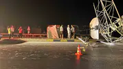 İzmir'de dikkatsizlik faciaya davetiye çıkardı: Dorsesi açık unutulan tır devrildi