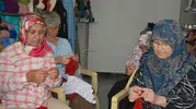 Demirci’de 15 Kadının 10 Günlük Emeği: 3 Kilo İple Örülen Dev Bayrak Göğüs Kabarttı