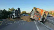 Emirdağ yolunda tonlarca ürün ziyan oldu: Tır devrildi, trafik durma noktasına geldi
