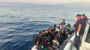 Foça ve Menderes’te Sahil Güvenlik’ten çifte baskın: Botlardaki 44 göçmen kıyıya çıkamadan yakalandı
