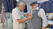 Yarım asırlık usta iğne ipliği bırakmıyor: Efe kıyafetleri onun elinde hayat buluyor