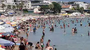 Didim'de yaz bitmiyor: Altınkum'da iğne atsan yere düşmüyor