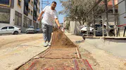 Bayraklı’da yol krizi büyüyor: Vatandaşlar çareyi evlerindeki halıları sokağa sermekte buldu
